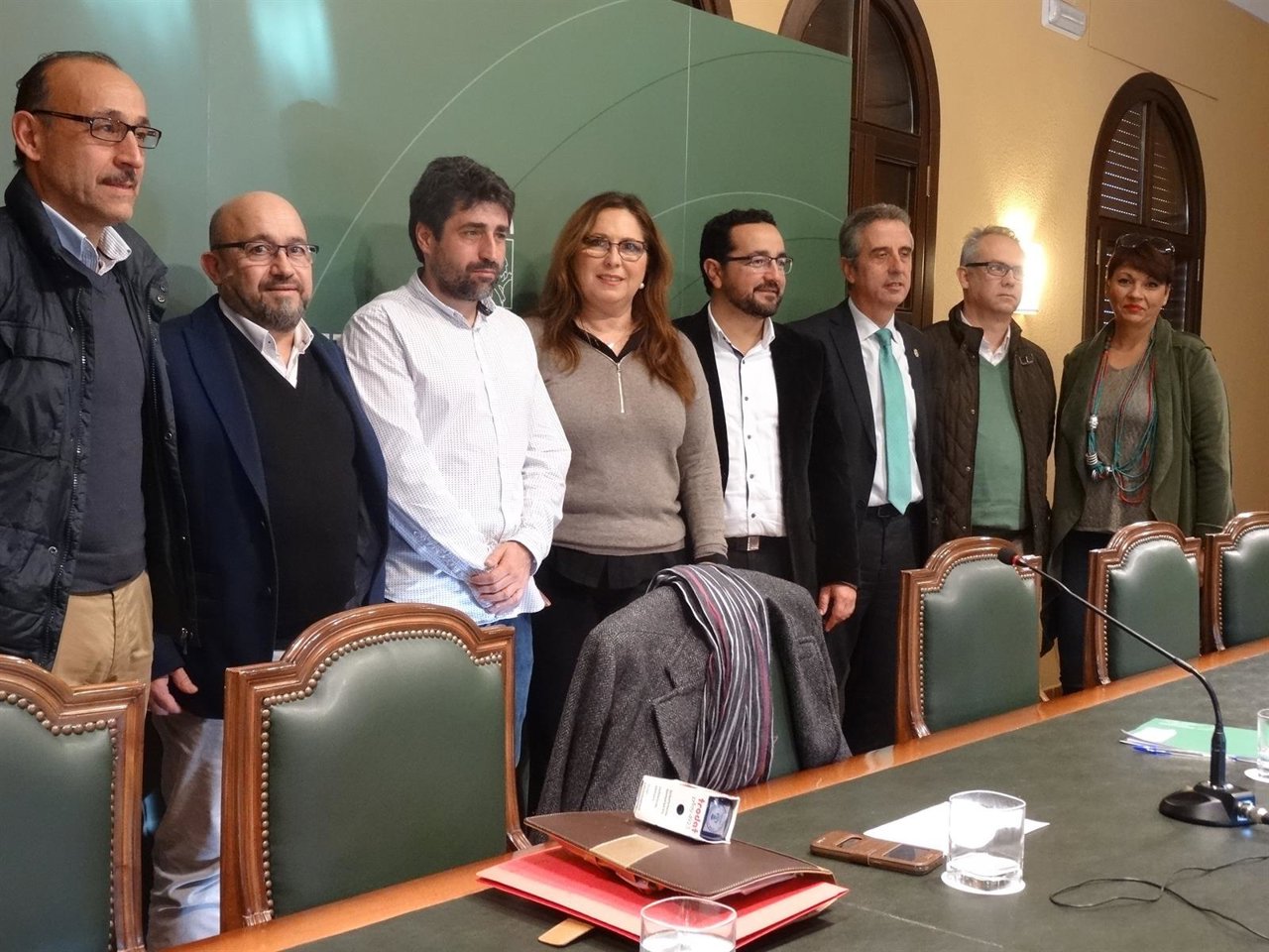 Luna (centro) con representantes de los ayuntamientos firmantes del convenio