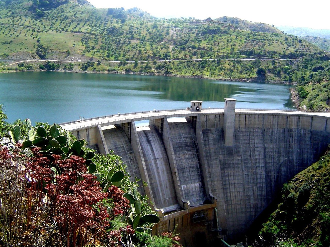 Embalse presa Casasola agua suministro riego naturaleza 