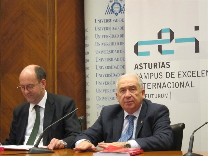 Vicente Gotor y el vicerrector de planificación económica Santiago Álvarez