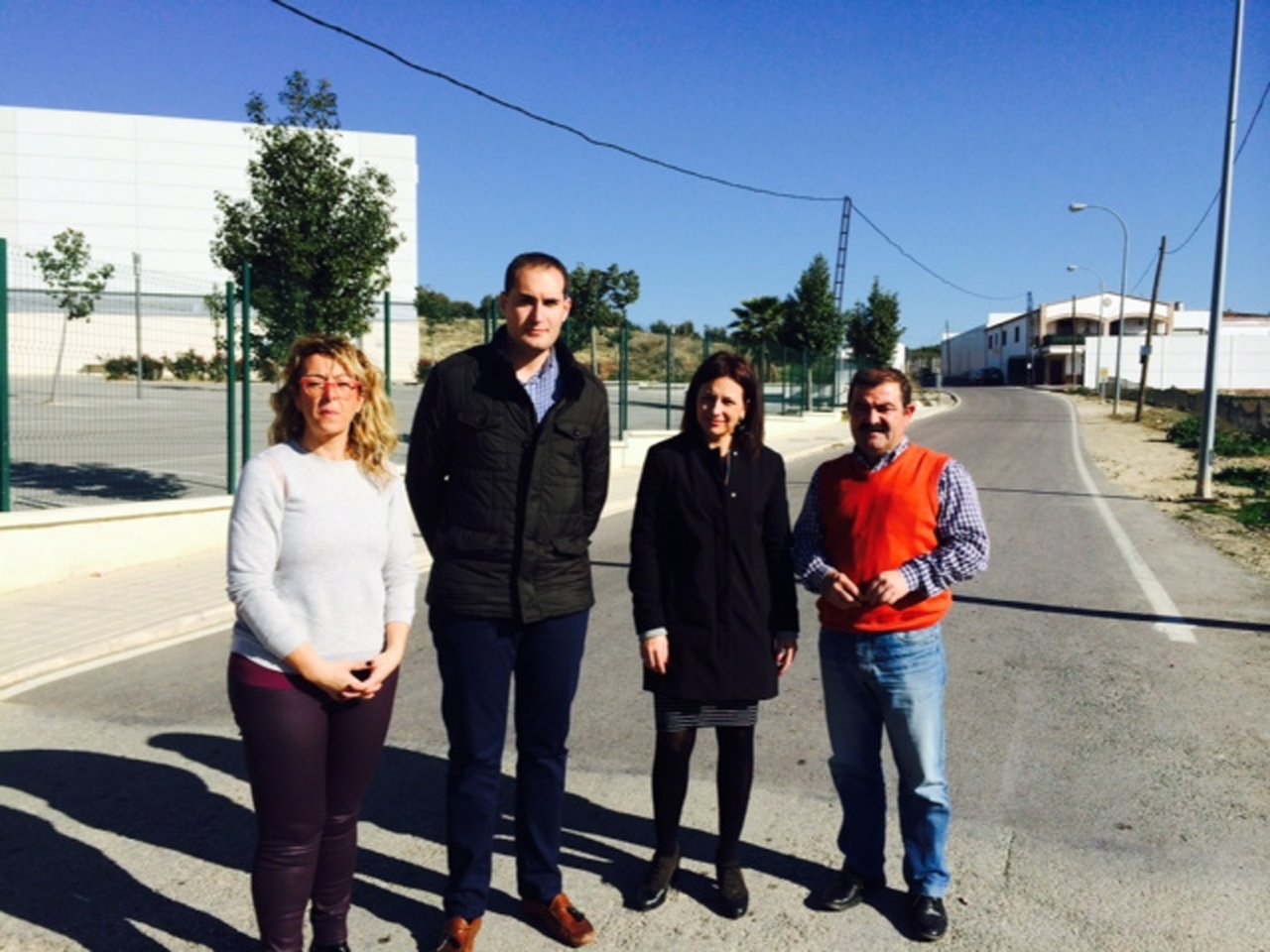 Castro (1d), en la visita a la carretera que une Lopera y Arjona.