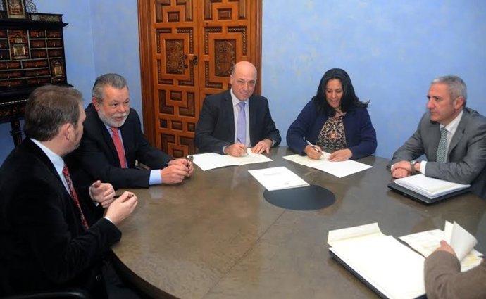 Ruiz (centro) firma el convenio de colaboración con el Consorcio de Bomberos