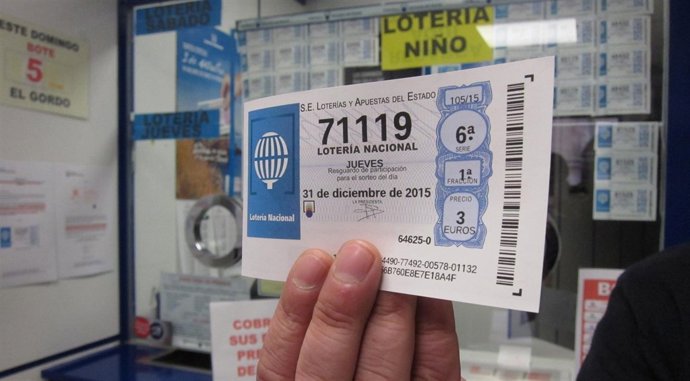 Billete simulado del número 71.119, agraciado con un cuarto premio .