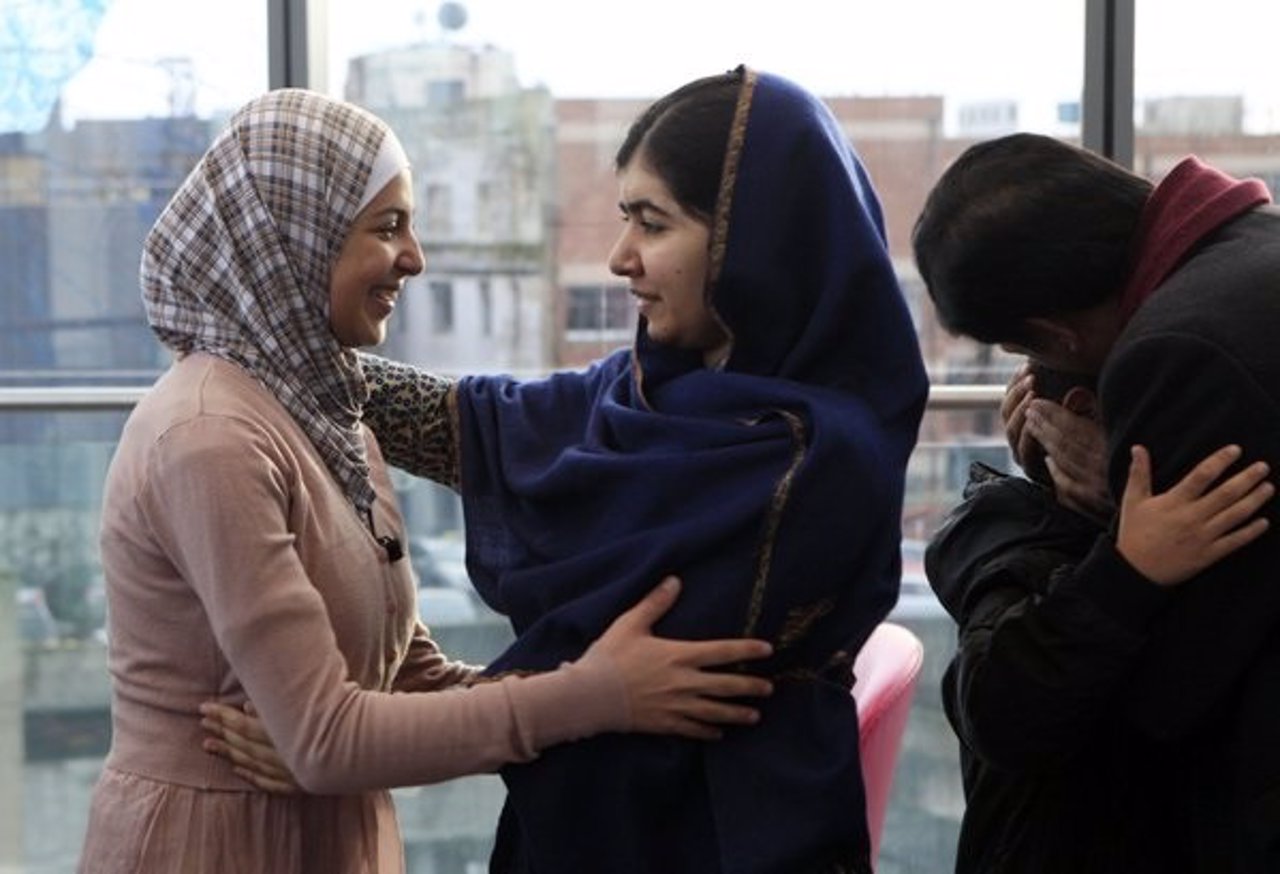 Malala recibe a Muzon, una refugiada siria, a su llegada a Newcastle