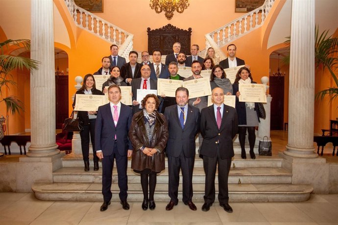 Nuevos colegiados reciben el título de administradores de fincas