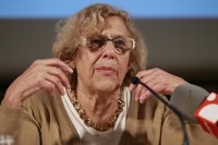 Carmena defiende una "actitud honorable" siempre y las querellas son "maniobra electoral"