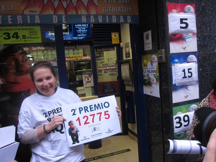 Conchi Andrés enseña el segundo premio