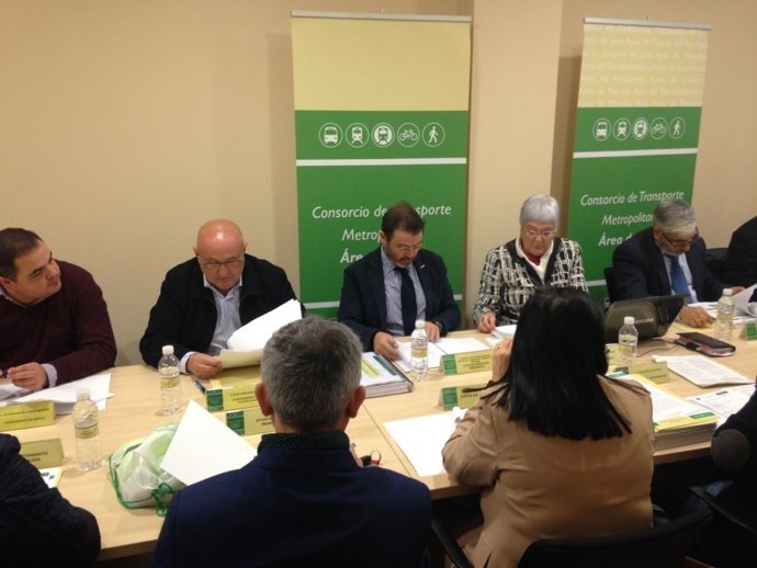Valdivielso (en el centro, de frente) en la reunión del Consorcio de Transporte.