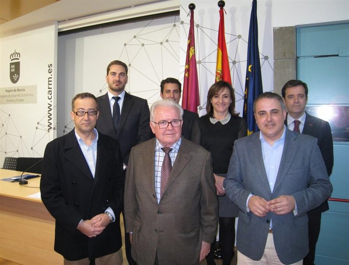 Firma del contrato de difusión de señal con las televisiones privadas