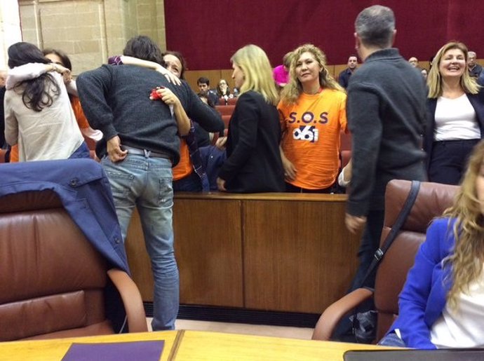 Diputados de Podemos con trabajadores del 061 en el Pleno
