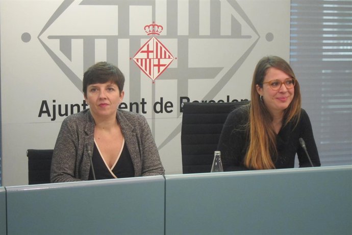 La teniente de alcalde de Ecología Janet Sanz y Laia Ortiz