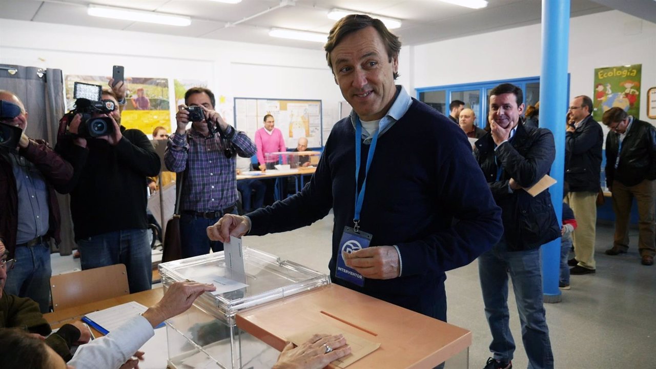 Rafael Hernando, votando en Almería.