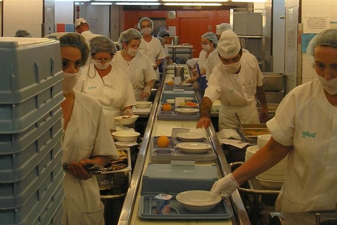 La línea de emplatado de las cocinas del hospital Clínico de Zaragoza