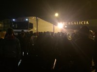 Los tractores bloquean el centro logístico de DIA en Santiago