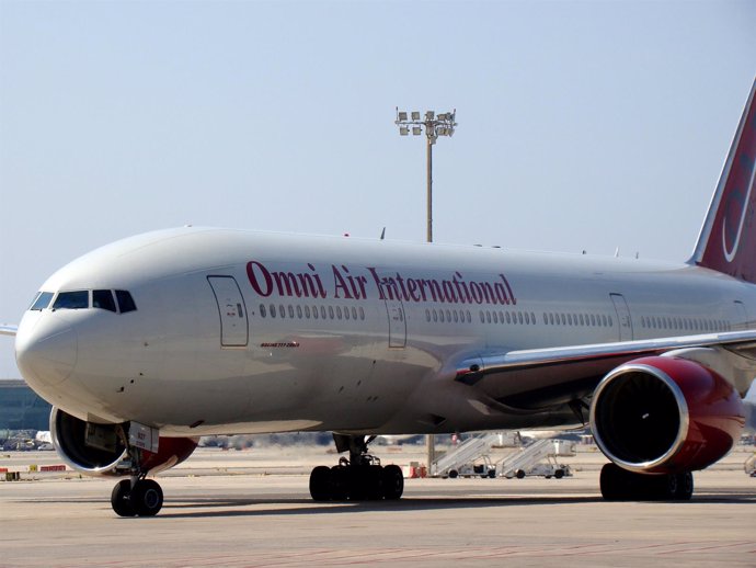 Boeing de Omni Air International en el Aeropuerto de Barcelona-El Prat