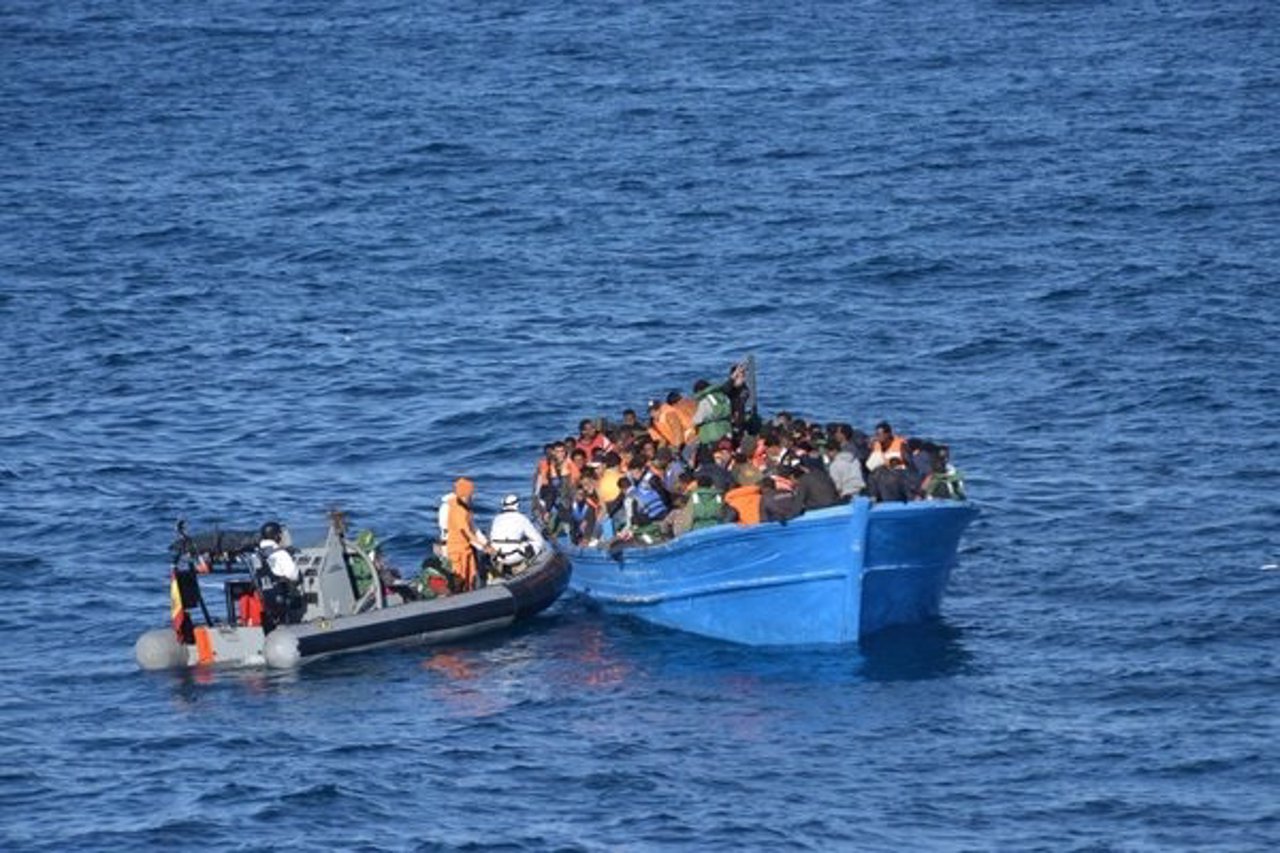 Militares españoles rescatan a un grupo de inmigrantes en el Mediterráneo