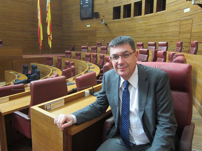 Enric Morera en un escaño de las Corts