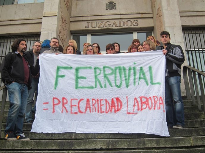 Trabajadores del servicio de la limpieza de Valdecilla 
