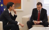 Rajoy y Sánchez mantienen un encuentro de apenas 45 minutos en Moncloa, en el que se saludaron con frialdad