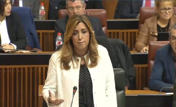 La presidenta del Gobierno andaluz, Susana Díaz, en el Pleno del Parlamento