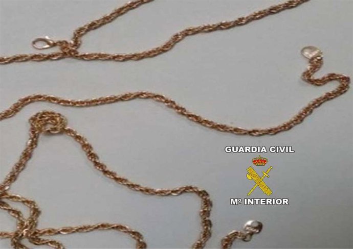 Collares de bisutería que utilizaban para cometer los delitos