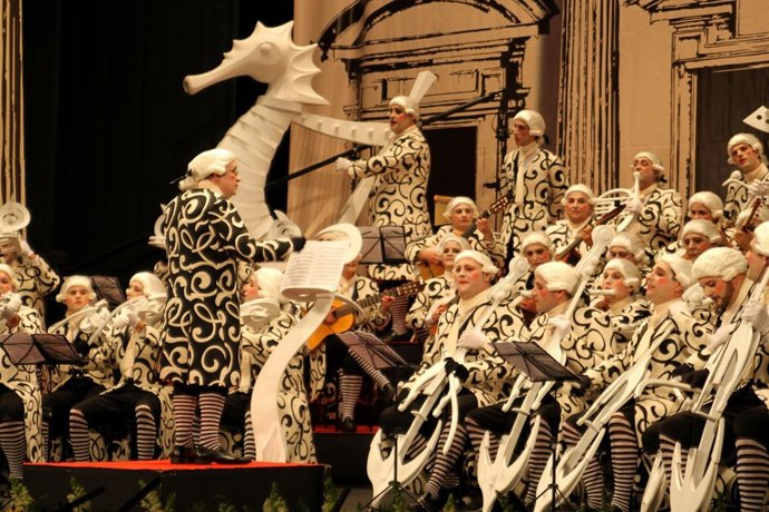 El coro de carnaval 'Allegro Molto Vivace' actuando en Gran Teatro Falla