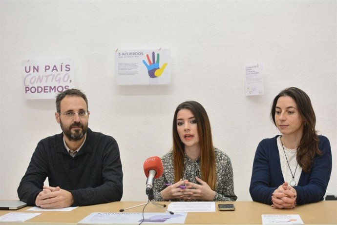 Miembros de Podemos Granada durante la valoración de los resultados.