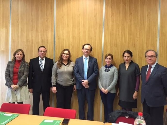 Luna (centro) se reúne con los demás miembros del Consejo de Consumo