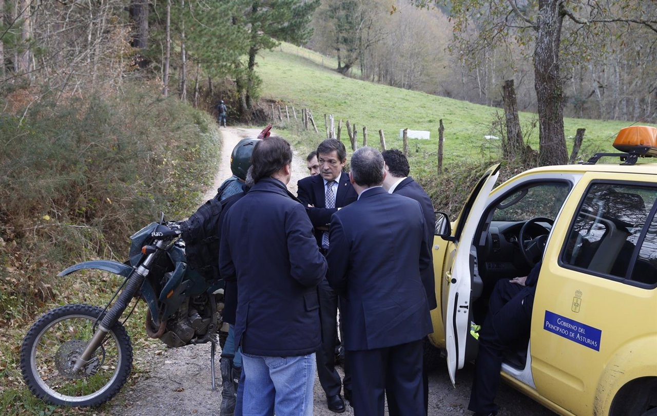Javier Fernández, durante su visita al lugar del siniestro. 