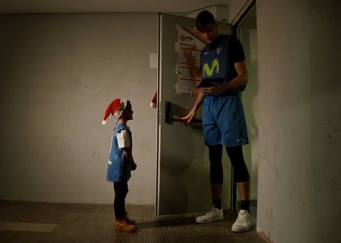 Juancho Hernangómez, en el spot navideño del Estudiantes