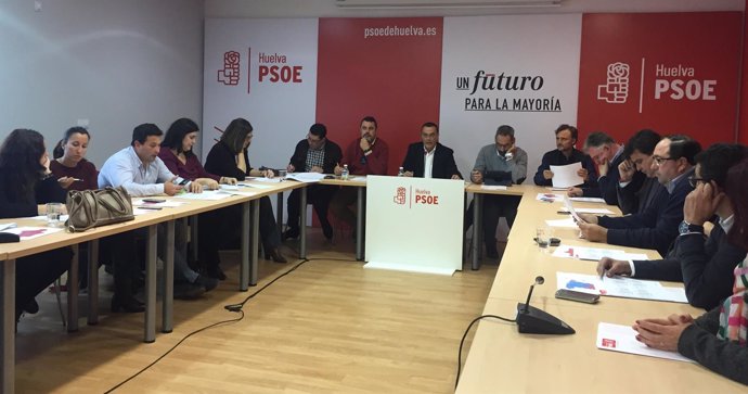 El secretario general del PSOE de Huelva, Ignacio Caraballo, y la ejecutiva.