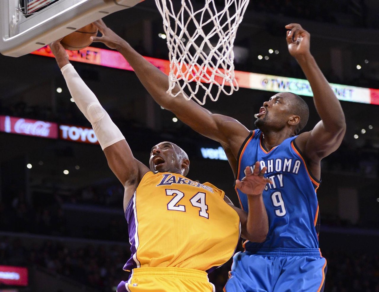 Ibaka tapona a Bryant