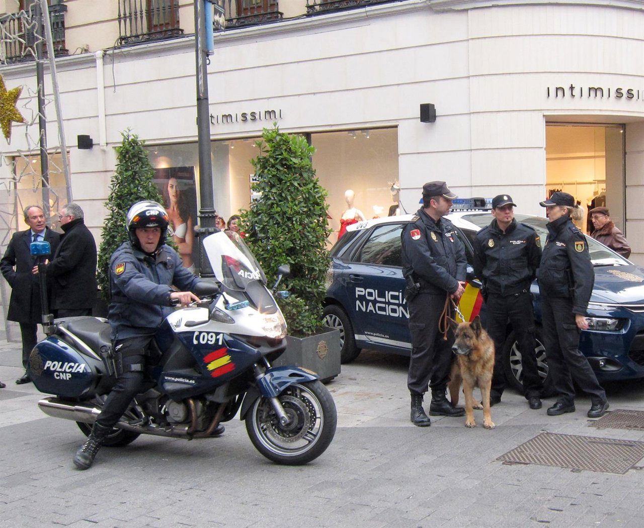 Policía Nacional en la calle Santiago