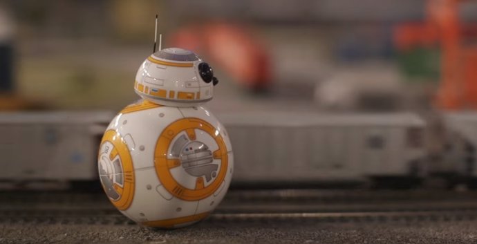 El pequeño BB-8 de Star Wars, de visita por el museo (VÍDEO)