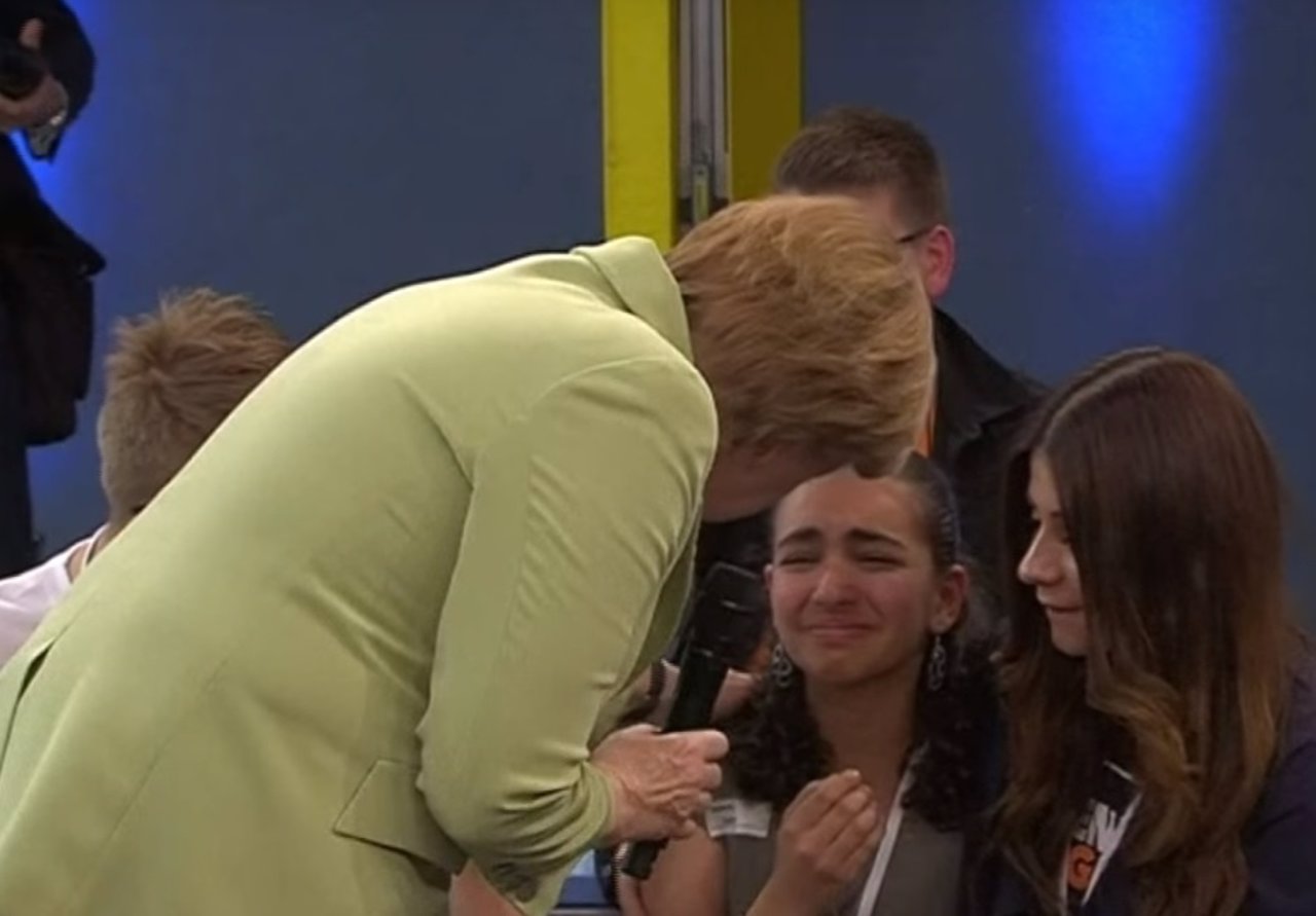 Merkel consuela a una refugiada palestina a la que ha hecho llorar