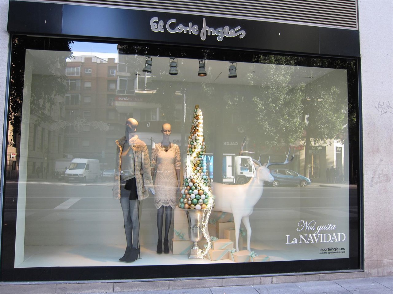 Rebajas en Navidad en una tienda del centro de Murcia