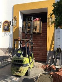 Roban la corona de la patrona de Guillena destrozando la puerta de la Iglesia