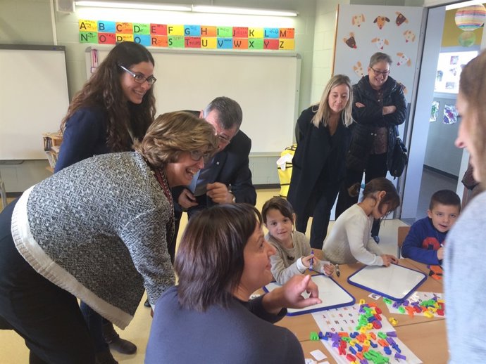 La consellera Rigau en un centro educativo de Tortosa