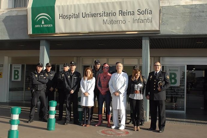 La Policía Nacional y Spiderman visitan a los niños del Hospital Reina Sofía