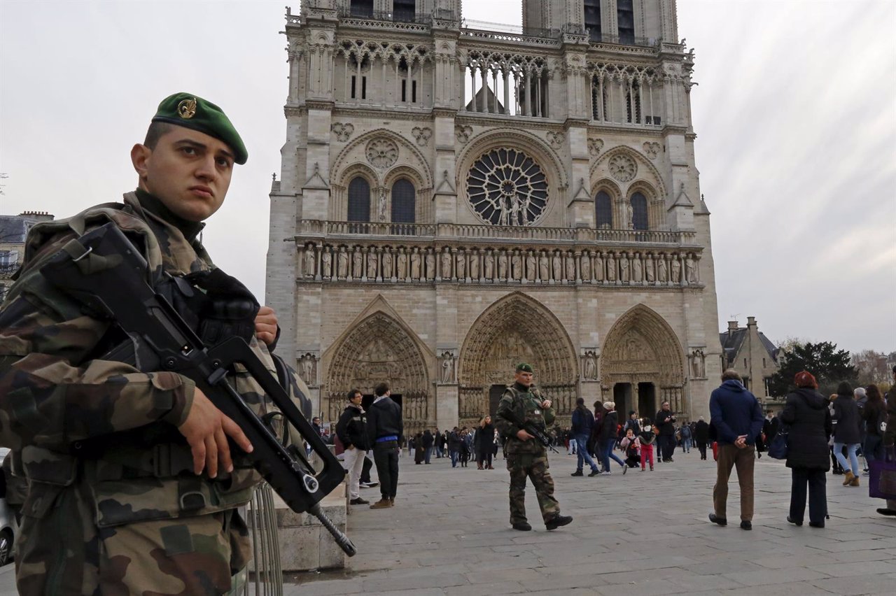 Soldados en Notre Dame