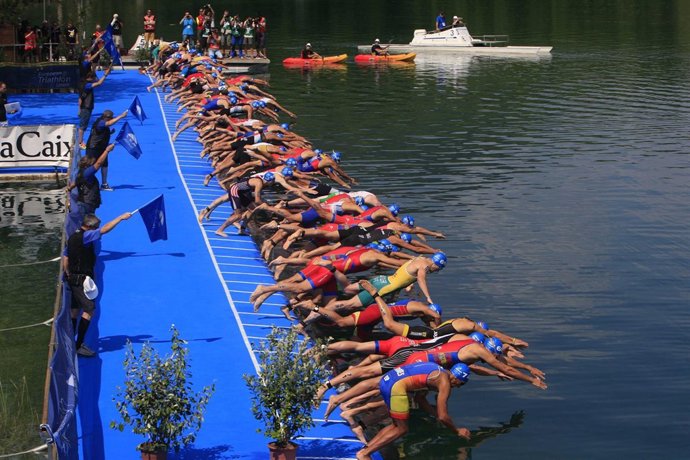 Triatletas en el estanque de Banyoles