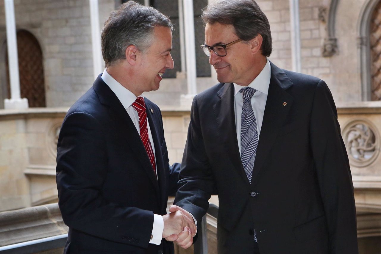 Iñigo Urkullu y Artur Mas se saludan en el Palau de la Generalitat. 