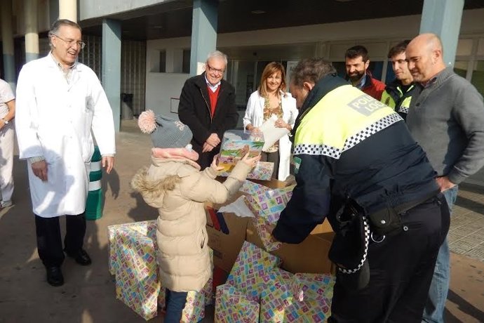 La Policía Local entrega regalos a los niños en el Hospital Reina Sofía