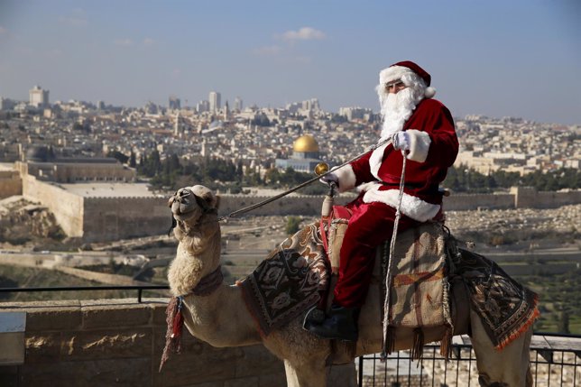 Papá Noel, Santa Claus en camello 
