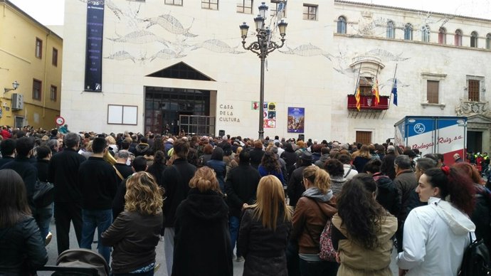 Concentración en Villena por la muerte de una mujer a manos de su expareja
