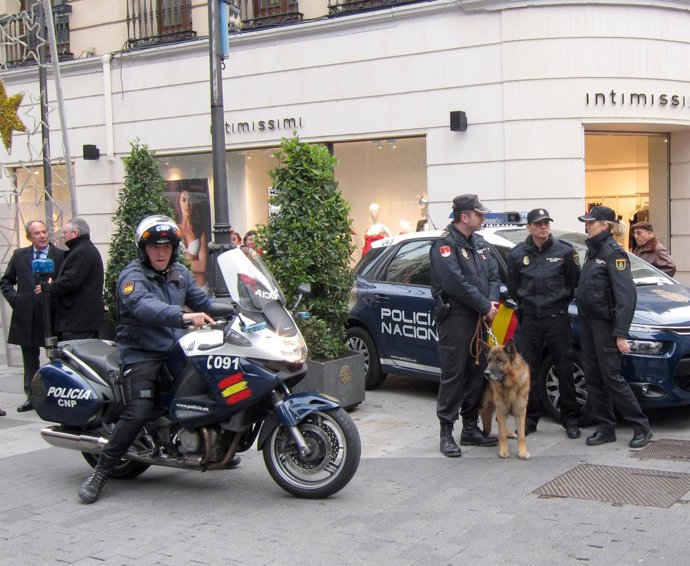 Policía Nacional en la calle Santiago