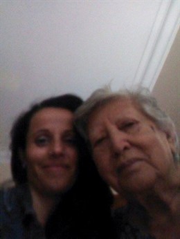 Una de las fundadoras de las Abuelas de la Plaza de Mayo con su nieta