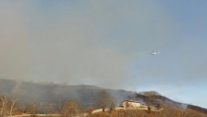 Incendio forestal en Cabuérniga 