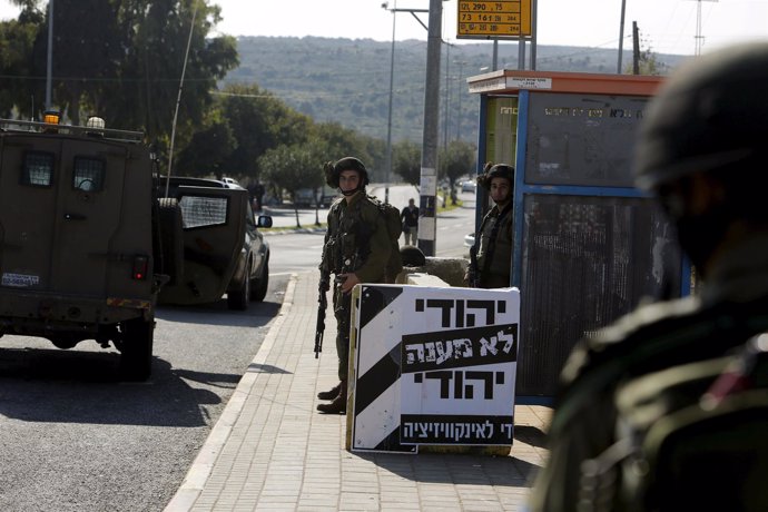 Soldados israelíes junto a cartel 'Un judío no tortura a otro'