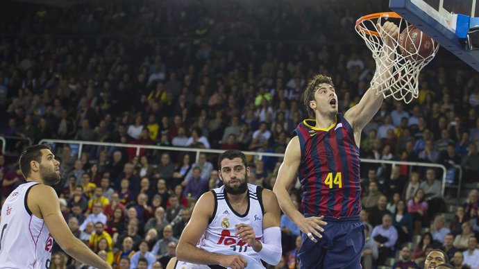 El Real Madrid Basket derrotó al Barcelona en el Clásico.
