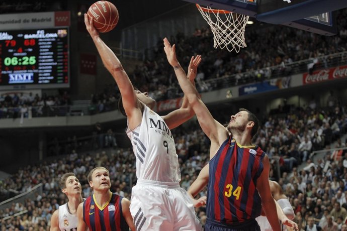 Felipe Reyes y Bostjan Nachbar en el encuentro Real Madrid - Barcelona FC